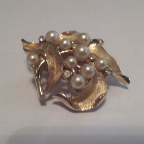 Small Trifari Brooch Golden Leaves with Faux Pearl - Picture 1 of 6